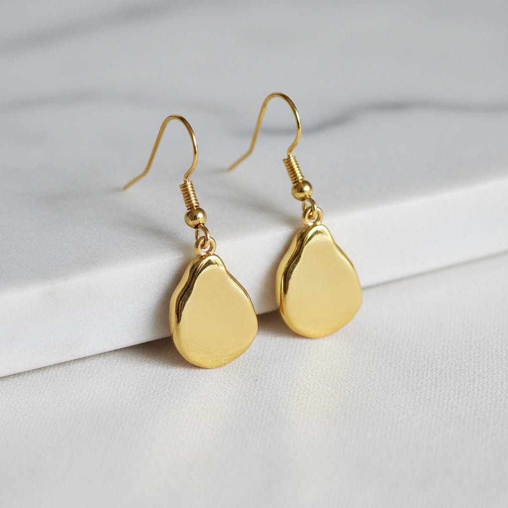 Elegant oyster-shaped gold earrings with pearl, lightweight hypoallergenic accessories.